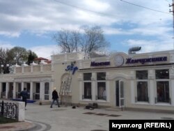 Кафе напротив галереи в Феодосии. Крым, апрель 2024 года