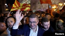 Hristijan Mickoski na slavlju sa pristalicama stranke, Skoplje, 8. maj 2024.