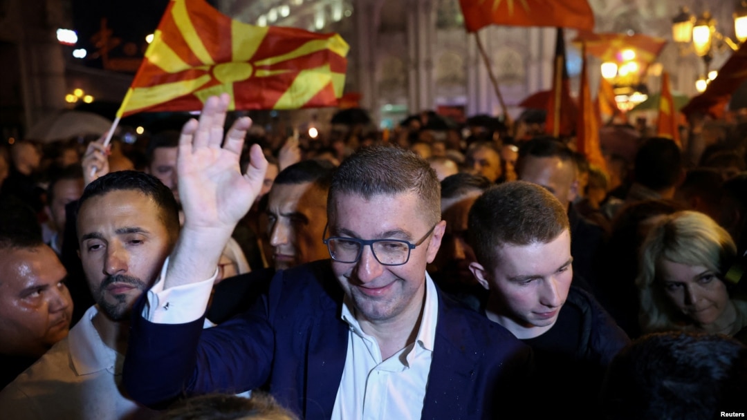 Председателят на ВМРО-ДПМНЕ Християн Мицкоски празнува изборната победа сред симпатизанти