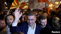 Председателят на ВМРО-ДПМНЕ Християн Мицкоски празнува изборната победа сред симпатизанти