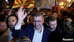 Лидерот на ВМРО-ДПМНЕ Христијан Мицкоски на прославата на победата на двојните избори во Северна Македонија на 8 мај, 2024.
