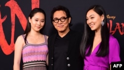  Джет Ли с две от дъщерите си на премиерата на 