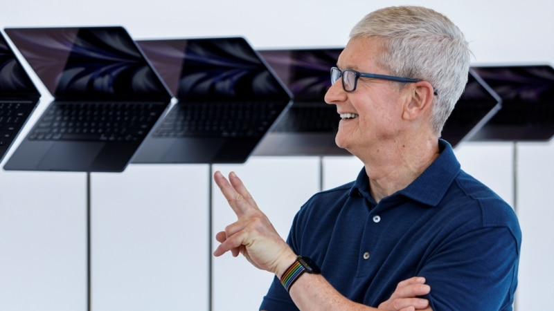 Тим Кук покидает пост главы Apple. Его место займет Джон Тернус