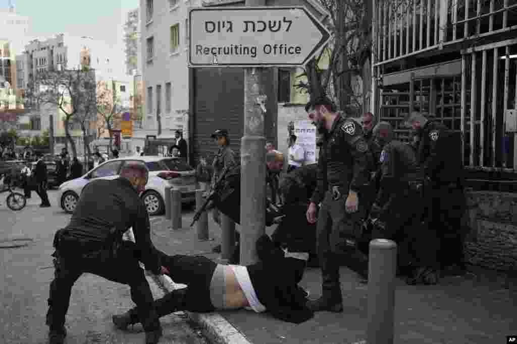 Sukob izraelskih policajaca i ultraortodoksnih Jevreja koji se protive mogućim izmjena vojnih zakona, ispred vojne kancelarije za regrutaciju u Jerusalemu, 4. marta.