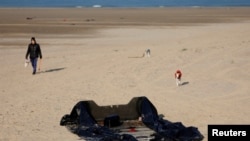 قایق غرق شده در کنار یک ساحل، آرشیف