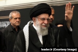 Президент Ірану Масуд Пезешкіан йде 12 липня 2024 року за верховним лідером аятолою Алі Хаменеї під час релігійної траурної церемонії в Тегерані