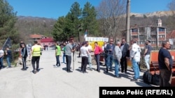 Okupljeni meštani Krivelja na protestu traže dogovor sa kineskom kompanijom "Ziđin" o preseljenju sela Krivelj, 30.3.2024.