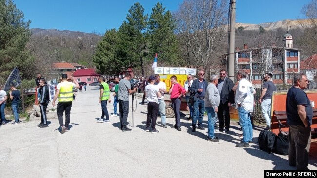 Okupljeni meštani Krivelja na protestu traže dogovor sa kineskom kompanijom "Ziđin" o preseljenju sela Krivelj, 30.3.2024.