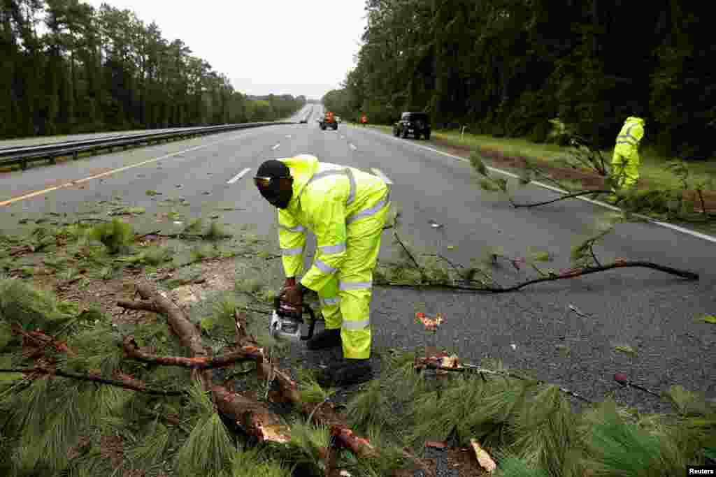 Punëtorët duke pastruar një rrugë të bllokuar në autostradën Ndërshtetërore 75 (I-75) pas mbërritjes së uraganit Idalia, pranë Gainesvillet, Florida, SHBA, 30 gusht 2023.