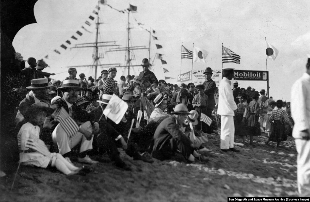 Turma njerëzish në Japoni duke pritur mbërritjen e aviatorëve amerikanë.