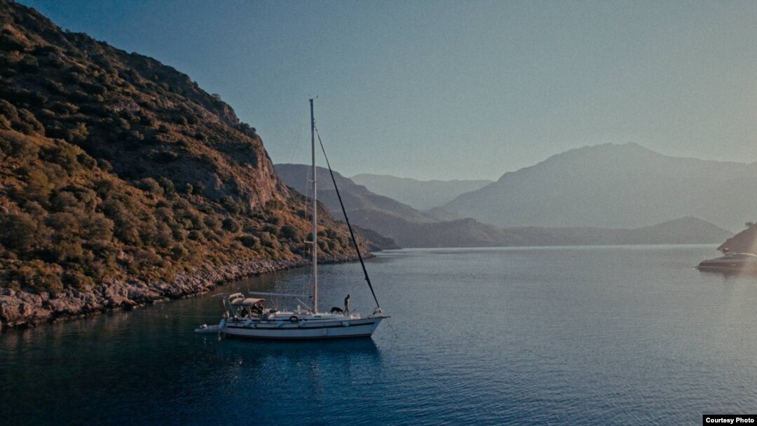 Iahtul Oikumena, ancorat într-un golf din Marea Mediterană.