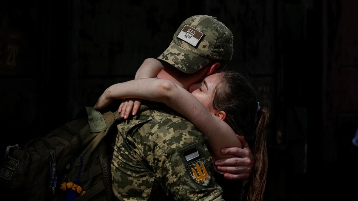 Frontline Transit: Poignant Moments Of Ukrainian Soldiers' Journey To And From War - Vimarsana News
