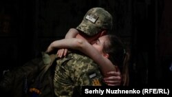Háborúból háborúba: az állomás, ahol az ukrán katonák találkozhatnak a hozzátartozóikkal