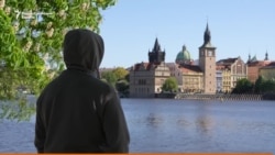 Под закана од мобилизација дома, Украинци остануваат со семејството во Прага