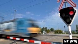 Vonat halad el az agárdi vasúti átjáró lezárt sorompója mellett 2014. július 18-án. A gyalogosátjáróban, ahol a baleset történt, nincs lámpa vagy sorompó, korlát van