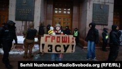 Під час голосування під КМДА зібралися кілька сотень людей. Протестувальники вимагали закласти в бюджет на наступний рік більше коштів на потреби військових.