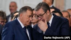 Predsednik Srbije Aleksandar Vučić (desno) sa predsjednikom RS-a Miloradom Dodikom na Svesrpskom saboru u Beogradu, 8. jun 2024. 