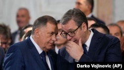 Presidenti serb, Aleksandar Vuçiq, duke biseduar nga afër me presidentin e Republikës Sërpska, Millorad Dodik përgjatë “Kuvendit gjithëserb” në Beograd. (Foto: AP)