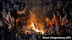 A miniszter menesztésének bejelentését követő utcai tiltakozások Tel-Avivban 2023. március 26-án