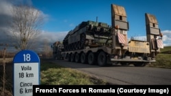 Franța conduce Grupul de Luptă al NATO din România. În imagine: un tanc Leclerc transportat către baza militară de la Cincu.