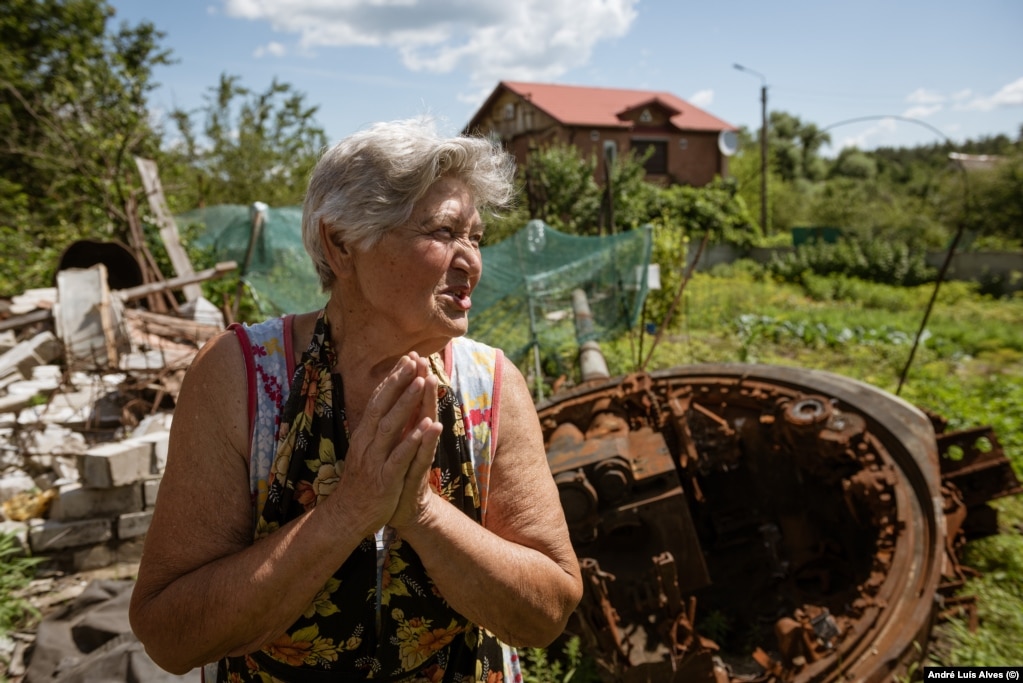Tamara Yevdokymova kultivon kopshtin e saj pavarësisht nga tyta e tankut të ngulitur në oborrin e saj. "Unë nuk dua të jetoj më në këtë çmendinë," thotë ajo.
