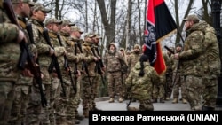 Присяга нових бійців батальйону на могилі Дмитра Коцюбайла,березень 2924 року