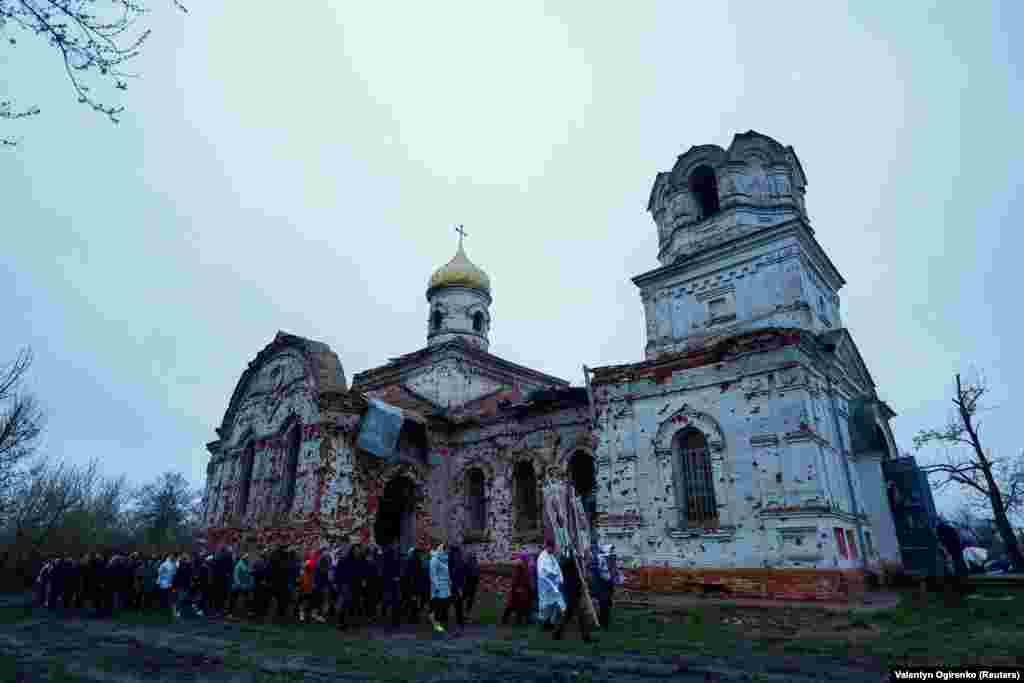 Великодній обхід довкола знищеної рік тому, внаслідок масштабного вторгнення армії РФ, церкви у селі Лукашівка Чернігівської області, 16 квітня 2023 року