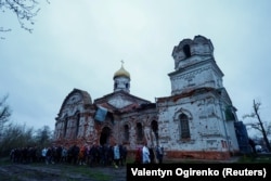 Великодня процесія біля понівеченої російським обстрілом церкви на Чернігівщині. 16 квітня 2023 року