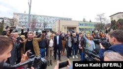 Novinari ispred Policijske uprave Banja Luka, drže telefone sa natpisom "vratite mu telefon"