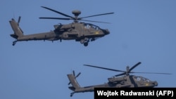 Вертольоти AH64 Apache армії США беруть участь у військовому параді у Варшаві в День Війська Польського. 15 серпня 2023