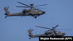 Американські гелікоптери Apache беруть участь у військовому параді у Польщі