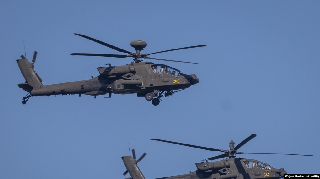 Гузоришҳо аз суқути як чархболи Apache дар наздикии тангаи Ҳурмуз