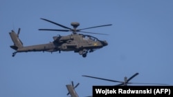 Американские вертолеты Apache принимают участие в военном параде в Польше