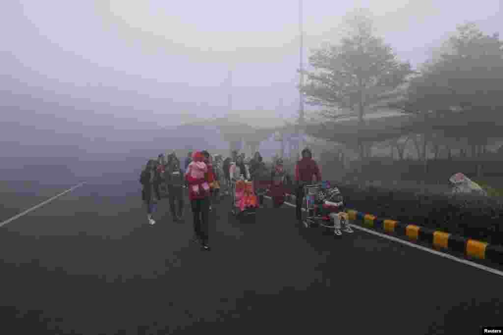 Putnici pješke napuštaju prostor&nbsp;Međunarodnog aerodroma Indira Gandhi u New Delhiju, 27. decembra&nbsp;2023.