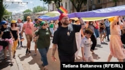 Imagine de la Marșul Pride de la Chișinău, din 16 iunie 2024. Raportul privind distanța socială, pentru anul 2024, arată că membrii comunității LGBT+ rămân cel mai discriminat grup social în R. Moldova.