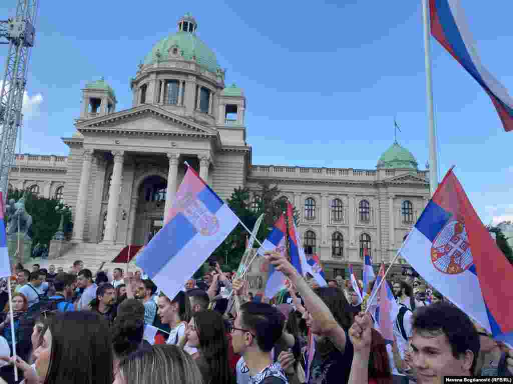 Demonstranti ispred Skupštine u Beogradu 9. juna 2023