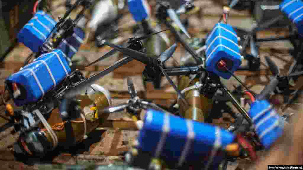 Élőképes drónok gránátokkal. Az ukrán gyártmányú drónokat nemcsak a front mentén lévő orosz állások, hanem Oroszországon belüli célpontok ellen is használják