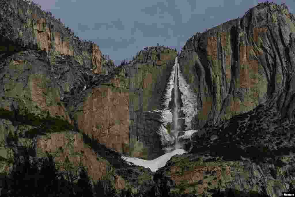 Zaleđeni vodopad u Nacionalnom parku Yosemite, Kalifornija, SAD, 16. februara.