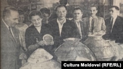 Un grup de participanți la simpozion în Muzeul arheologic al Academiei de Științe a RSSM. „Cultura Moldovei”, 24 mai 1964. 