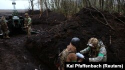 Українські артилеристи в окопах поблизу Бахмута, 13 квітня 2023 року