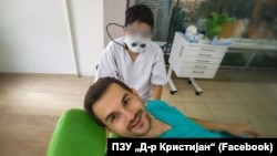 Стоматологот д-р Кристијан Ристовски и негов пациент 