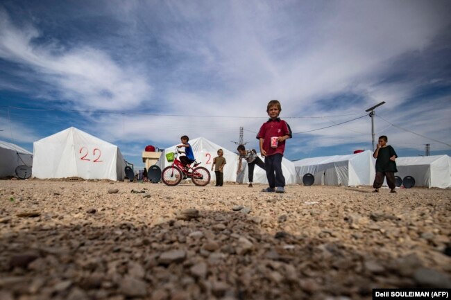 Djeca se igraju u kampu Roj, gdje se nalaze rođaci osoba za koje se sumnja da pripadaju grupi "Islamska država", 8. oktobra 2023.