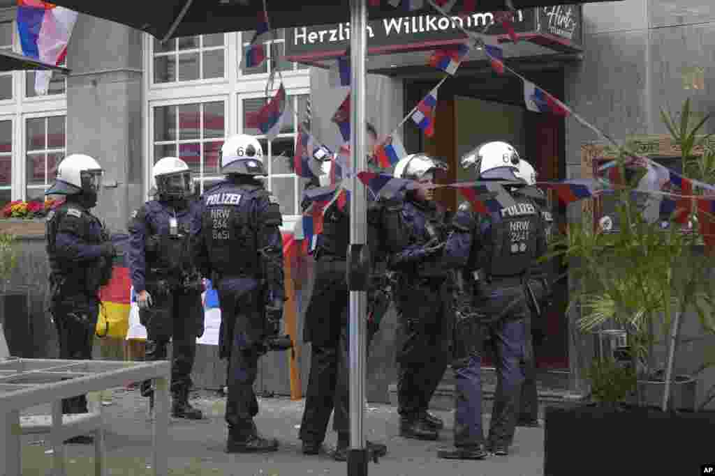 Policija na ulazu u restoran ispred kojeg je došlo je do sukoba navijača, 16.juni 2024.