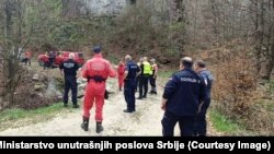 Policija pretražuje teren na teritoriji Bora, u istočnoj Srbiji, za telom dvogodišnje Danke Ilić za koju se sumnja da je ubijena, 7.4.2024. 
