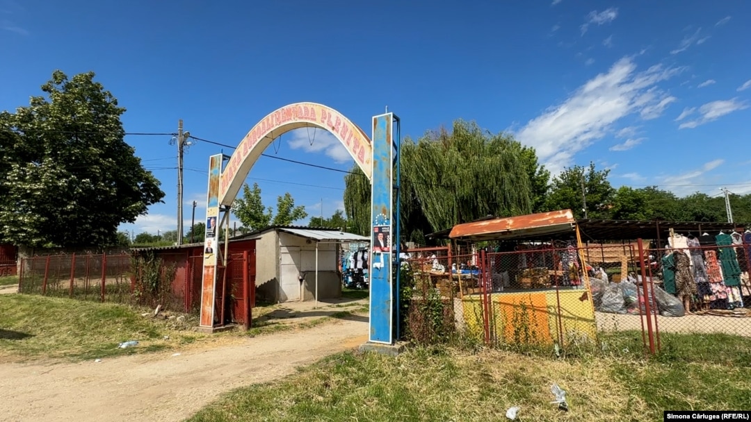 Târgul de săptămână din comuna Plenița/ jud. Dolj, comuna natală a fostului premier și lider liberal, gen. Nicolae Ciucă. 