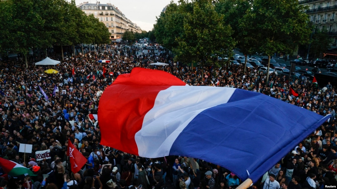 În Piața Republicii din Paris, simpatizanții de stânga s-au adunat pentru a celebra înfrângerea în alegeri a extremei drepte.