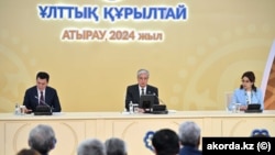 Президент Казахстана Касым-Жомарт Токаев (в центре) на Национальном курултае. Атырау, 14 марта 2024 года