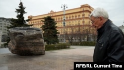 Олег Орлов у Соловецкого камня на Лубянской площади в Москве