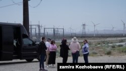 Журналисттер шамалдан электр энергиясын алып берүүчү турбиналар өрөөнүндө. Керн уезди, Калифорния. АКШ. Июнь, 2023