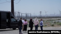 Журналисттер шамалдан электр энергиясын алып берүүчү турбиналар өрөөнүндө. Керн уезди, Калифорния. АКШ. Июнь, 2023